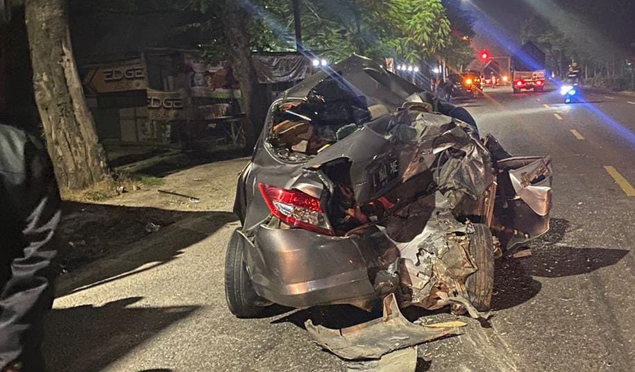Sebuah Mobil Ringsek Setelah Diseruduk Truck Di Traffic Light Balen