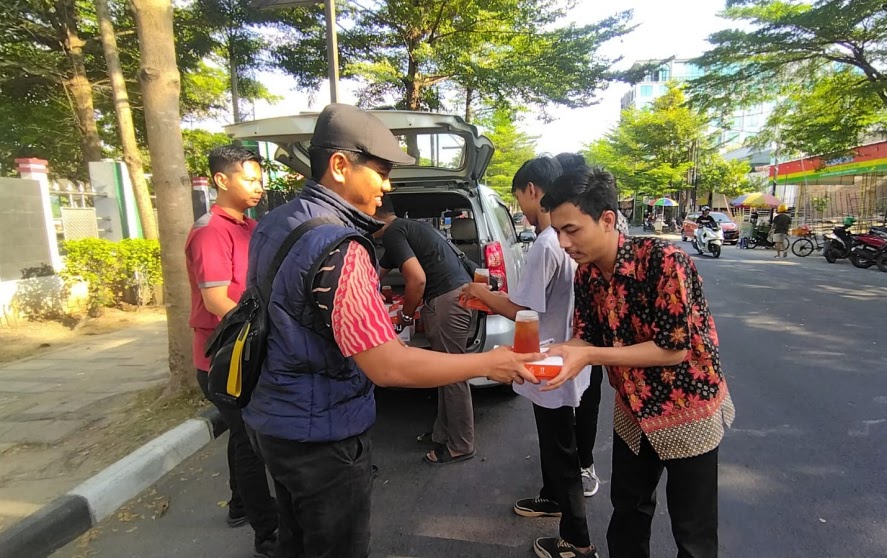 Peduli Sesama, Satreskrim Polres Bojonegoro Bagikan Nasi Kotak
