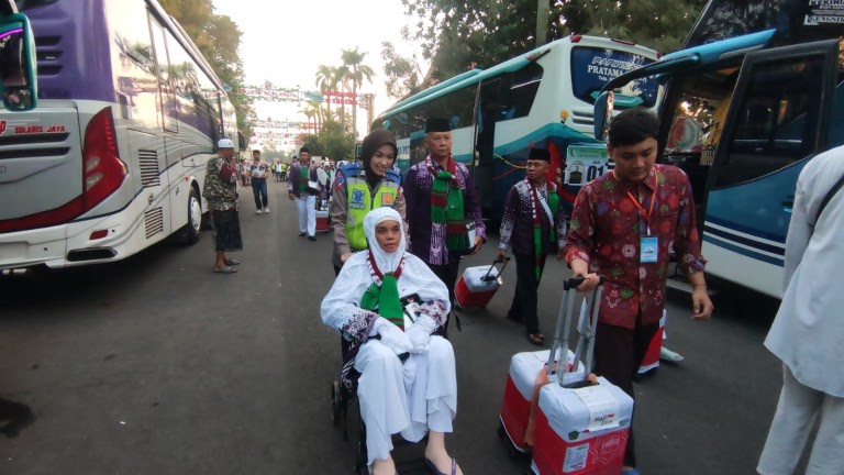 Polwan di Bojonegoro Bantu Angkat Barang Bawaan Jamaah Calon Haji