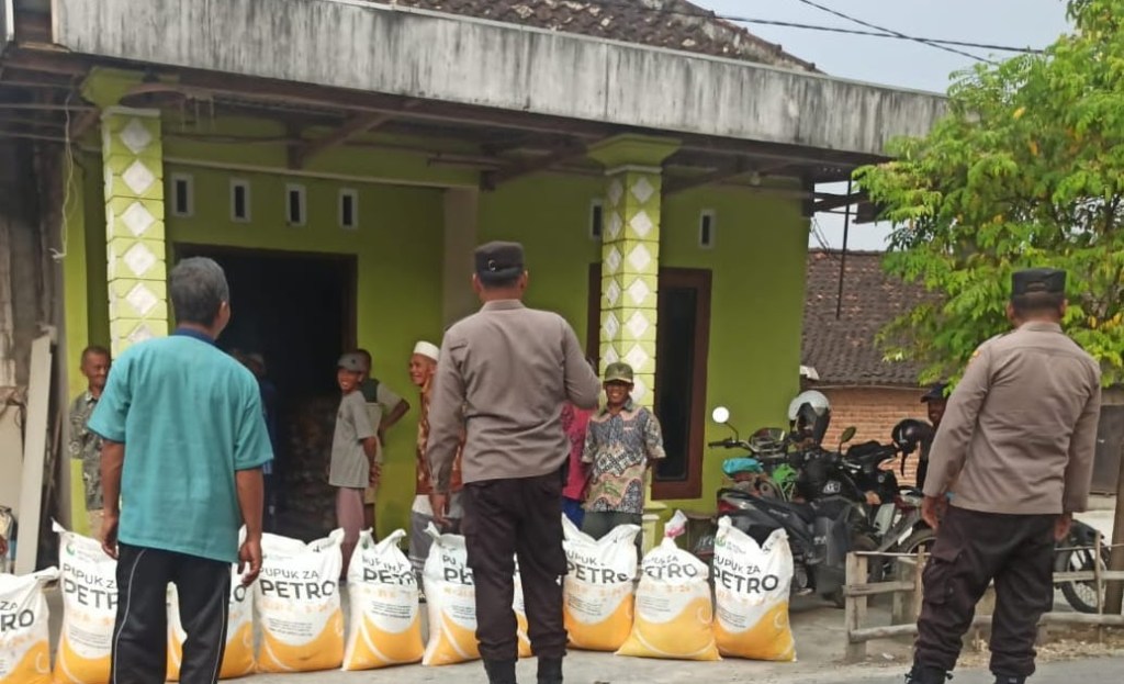 Polsek Sumberejo Kawal Pembagian Bantuan Pupuk di Sumberharjo