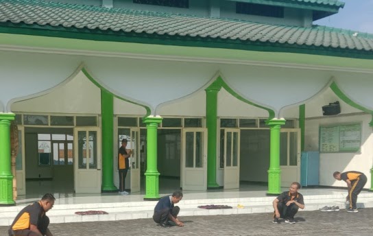 Jelang Hari Bhayangkara, Polsek Sumberrejo Lakukan Bersih – bersih di Masjid
