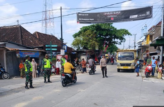 Kapolsek Sumberrejo Pimpin Langsung Pengamanan dan pengawalan Jalannya Parade Mobil Hias