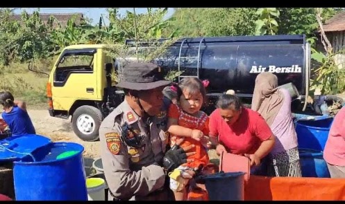 Polsek Ngambon Droping Air Bersih Untuk Warga Yang Kesulitan Air Bersih