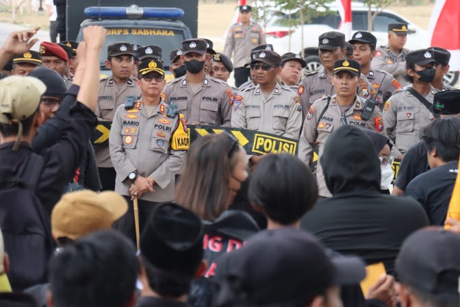 Kapolres Pimpin Langsung Pengamanan Unras di Gedung DPRD Bojonegoro