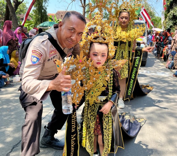 Karnaval Budaya, Polsek Temayang Berikan Pengamanan untuk Kelancaran